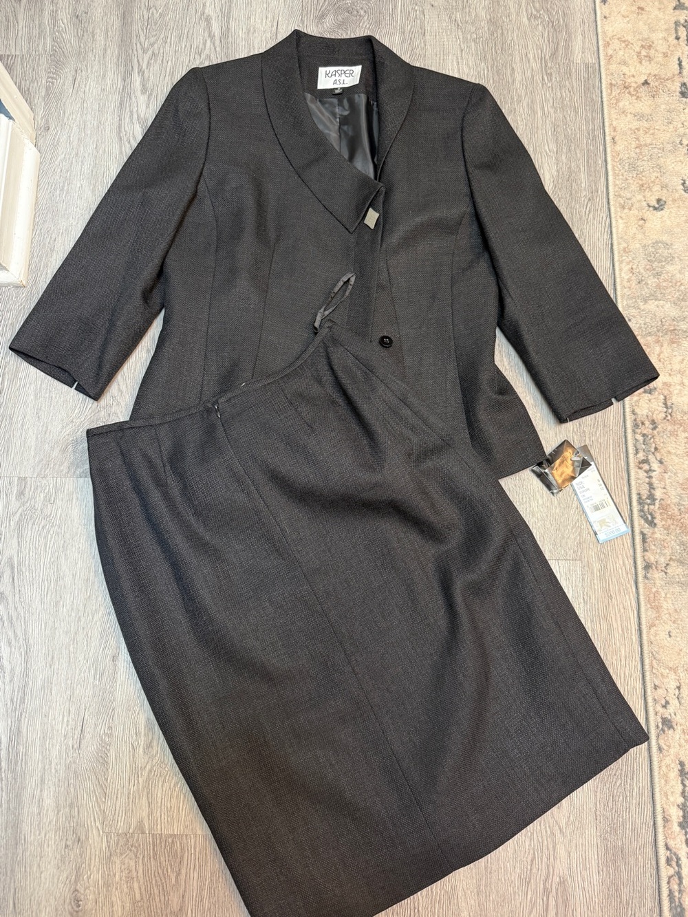 Kasper Skirt Suit/New With Tags/Retail $200/Lined/Size 8/Gray/Skirt Length 24
